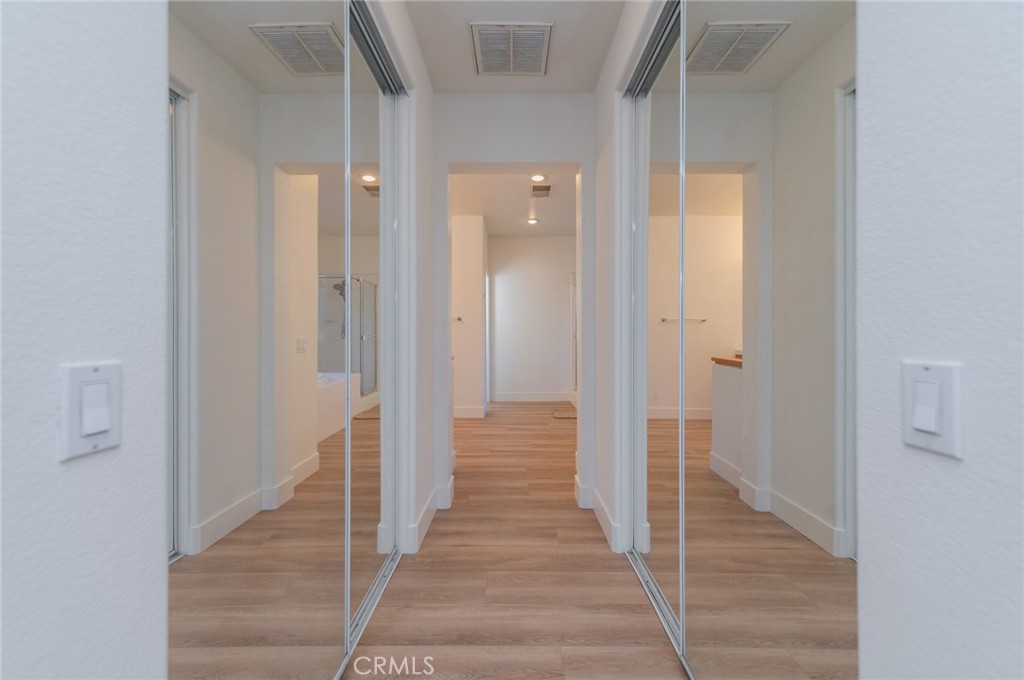 https://media.crmls.org/medias/1c4c942a-4c36-4626-bc0d-1aa82d4c779a.jpg?preset=X-Large