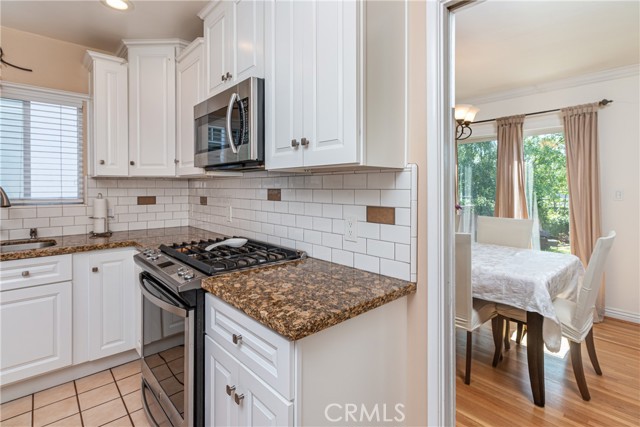 Detail Gallery Image 9 of 28 For 1030 E San Jose, Burbank,  CA 91501 - 3 Beds | 2 Baths