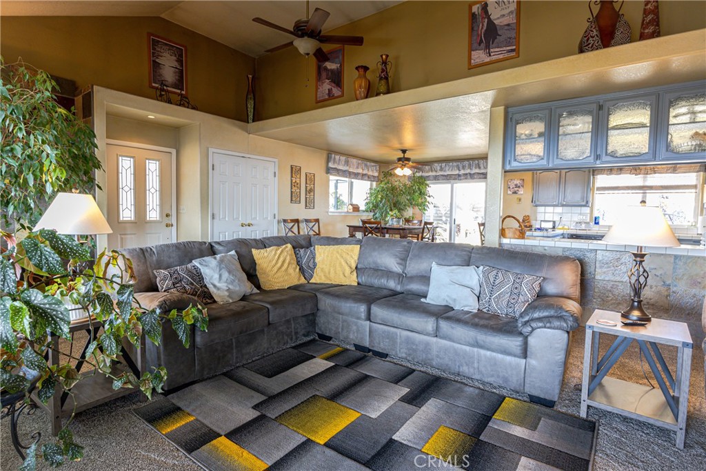 https://media.crmls.org/medias/1c4f83e3-8c02-4000-b8c1-bbba15509865.jpg?preset=X-Large