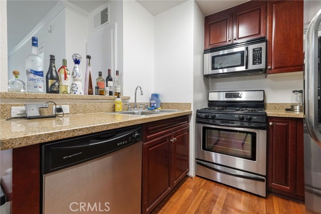 Detail Gallery Image 4 of 31 For 21450 Burbank Bld #203,  Woodland Hills,  CA 91367 - 1 Beds | 1 Baths