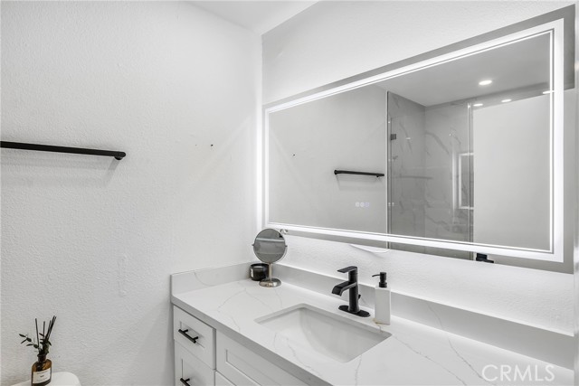 Detail Gallery Image 10 of 17 For 18530 Hatteras St #213,  Tarzana,  CA 91356 - 2 Beds | 2 Baths