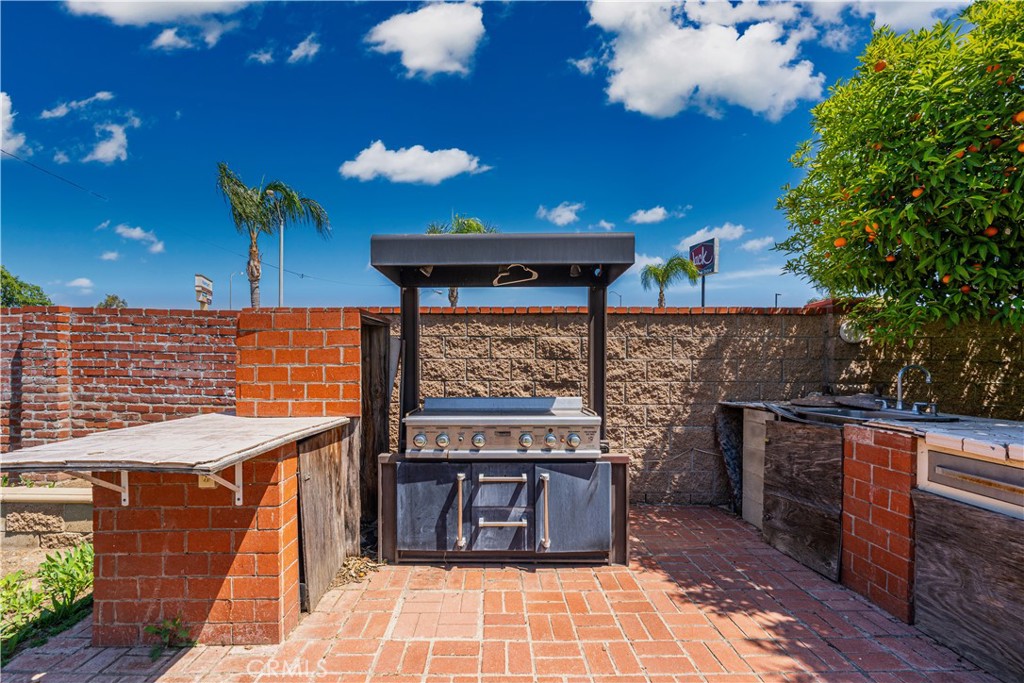https://media.crmls.org/medias/1c510187-49b3-4379-9115-535740b0bda3.jpg?preset=X-Large