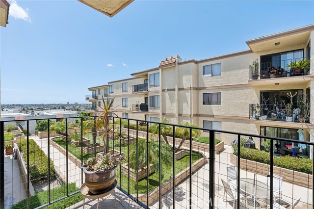 Detail Gallery Image 4 of 27 For 2722 E 20th St #203,  Signal Hill,  CA 90755 - 2 Beds | 2 Baths