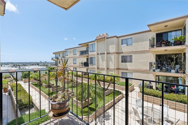 Detail Gallery Image 4 of 27 For 2722 E 20th St #203,  Signal Hill,  CA 90755 - 2 Beds | 2 Baths