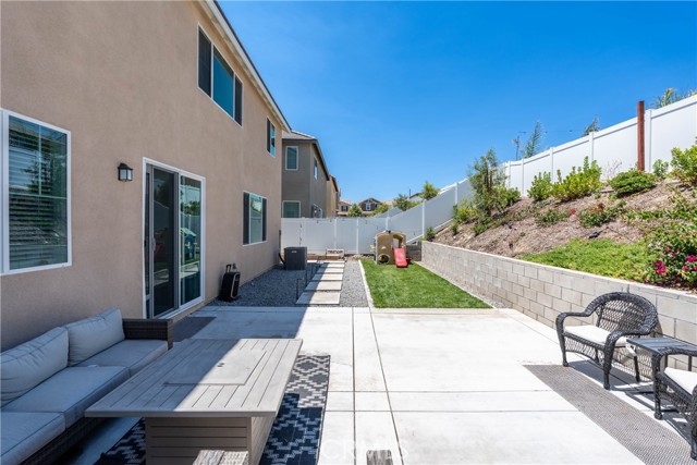 Detail Gallery Image 10 of 36 For 554 Cumberland Rd, Rialto,  CA 92377 - 4 Beds | 3 Baths