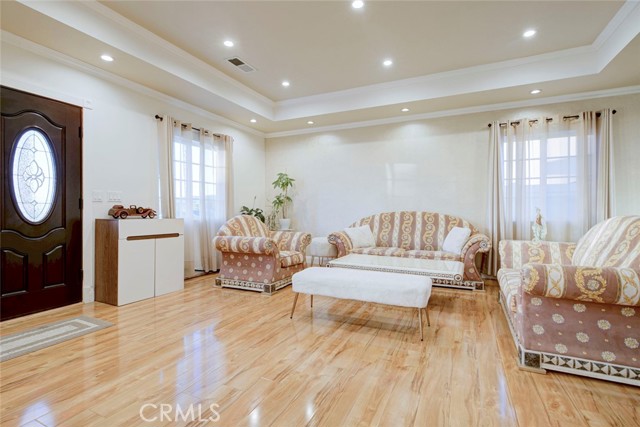 Detail Gallery Image 6 of 33 For 10624 Mcclemont Ave, Tujunga,  CA 91042 - 3 Beds | 3 Baths