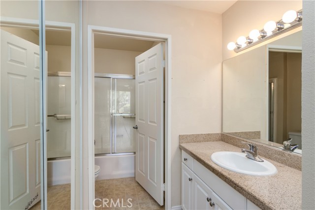 Detail Gallery Image 10 of 21 For 21500 Burbank Blvd #126,  Woodland Hills,  CA 91367 - 1 Beds | 1 Baths