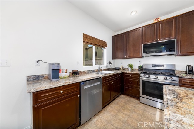5534 Hartness Court, Fontana CA: https://media.crmls.org/medias/1c573457-5b00-438c-beba-d61ff952facc.jpg