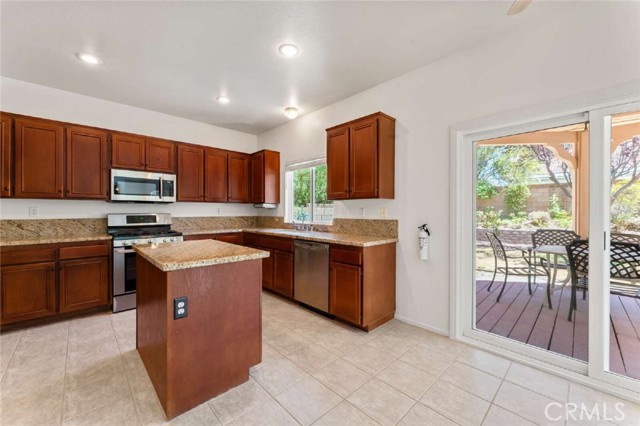 Detail Gallery Image 7 of 28 For 2814 Caruso, Lancaster,  CA 93536 - 4 Beds | 3 Baths