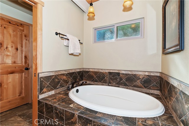 26621 Thunderbird Drive, Lake Arrowhead CA: https://media.crmls.org/medias/1c58bf4c-2b80-46eb-8d6c-f74d284d3ef2.jpg