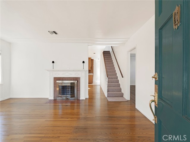 Detail Gallery Image 6 of 55 For 345 S Beachwood Dr, Burbank,  CA 91506 - 5 Beds | 3 Baths