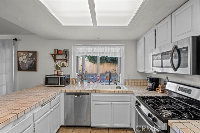 Detail Gallery Image 10 of 32 For 2611 Jeffery Cir, Hemet,  CA 92545 - 4 Beds | 3 Baths