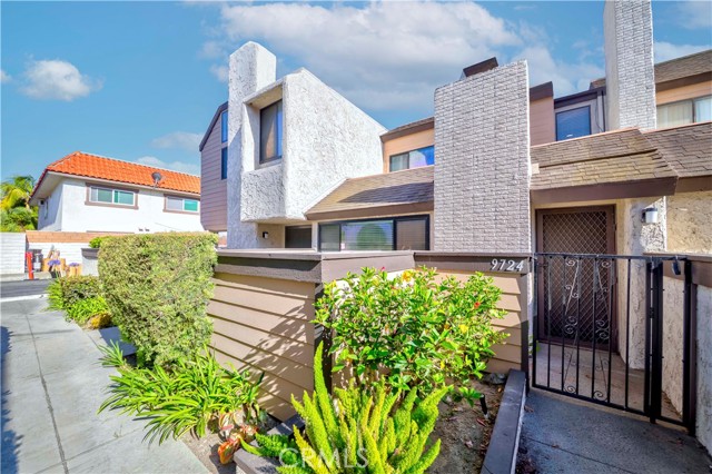 9724 Walker Court, Cypress CA: https://media.crmls.org/medias/1c5ccba7-5d6e-4c97-9939-44974a2aacbb.jpg