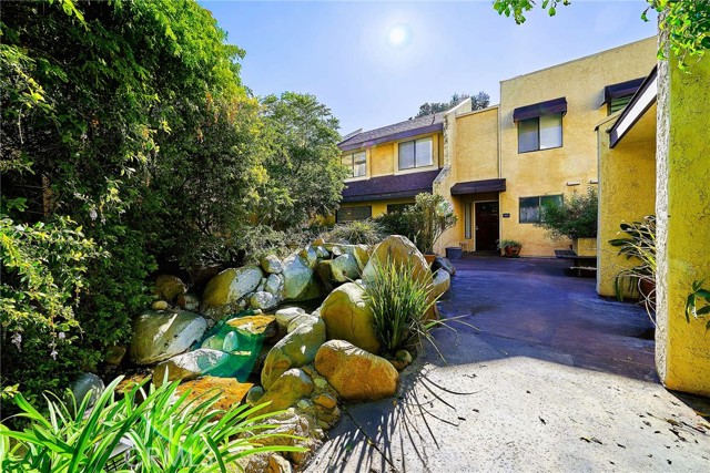 Detail Gallery Image 2 of 28 For 3130 Montrose Ave #102,  La Crescenta,  CA 91214 - 3 Beds | 2/1 Baths