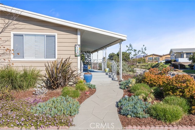 Detail Gallery Image 2 of 35 For 124 Poinsettia Gardens Dr #124,  Ventura,  CA 93004 - 2 Beds | 2 Baths