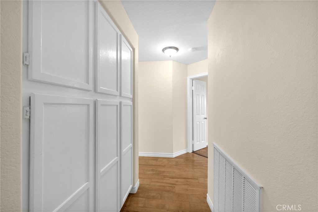 https://media.crmls.org/medias/1c5dd9db-b101-4a5b-9a38-8dba35ffb98e.jpg?preset=X-Large