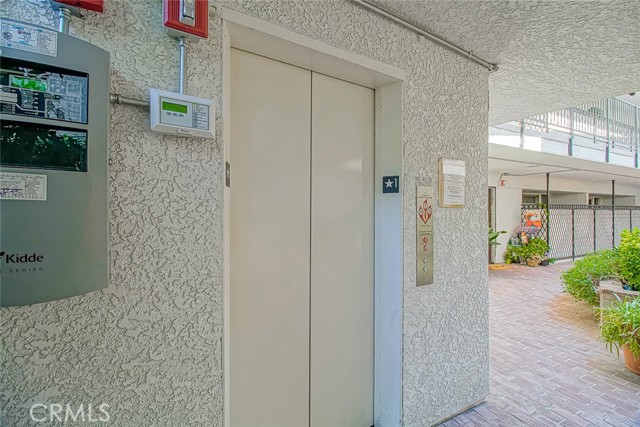 Detail Gallery Image 7 of 59 For 4950 Louise Ave #105,  Encino,  CA 91316 - 2 Beds | 2 Baths