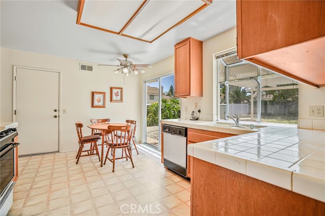 Detail Gallery Image 7 of 20 For 1448 Grey Oaks Ct, Oceanside,  CA 92056 - 3 Beds | 1/1 Baths