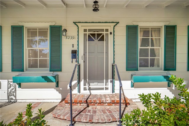 Detail Gallery Image 3 of 30 For 5239 Comercio Ave, Woodland Hills,  CA 91364 - 2 Beds | 1 Baths