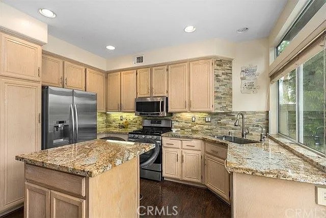 https://media.crmls.org/medias/1c64a26d-f176-4330-bed7-aced861ffbc7.jpg?preset=X-Large