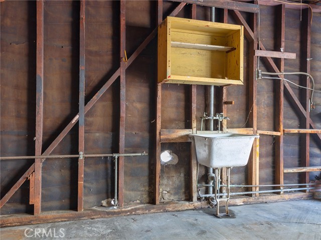 210 W Ash Avenue, Burbank CA: https://media.crmls.org/medias/1c6787c1-321f-4c1f-968b-54696f02387b.jpg