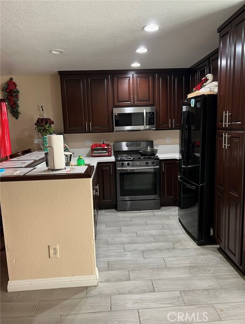 Detail Gallery Image 7 of 20 For 14565 Green River Rd, Victorville,  CA 92394 - 4 Beds | 2/1 Baths