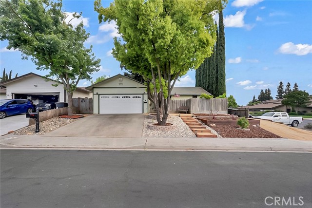 Detail Gallery Image 3 of 22 For 1213 E a, Oakdale,  CA 95361 - 3 Beds | 2 Baths