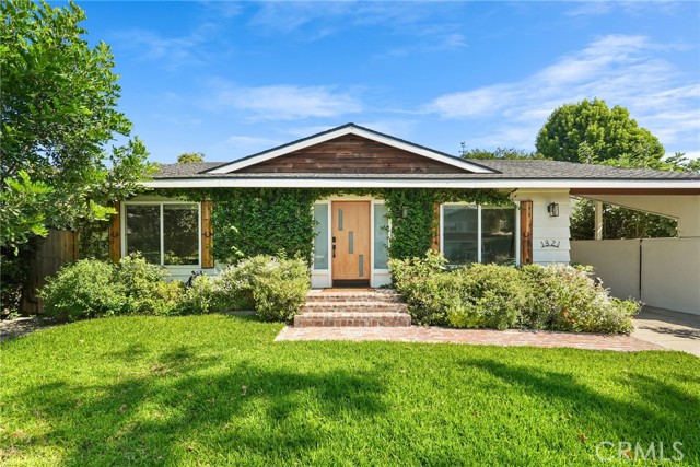 1321 W Morningside Drive, Burbank CA: https://media.crmls.org/medias/1c6bd9a9-fb38-48ca-b0bc-4292111e764a.jpg