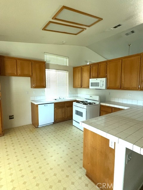 19187 Cochise Place, Apple Valley CA: https://media.crmls.org/medias/1c71b2ee-f9bb-49f7-98ab-33eec3f9ff1d.jpg