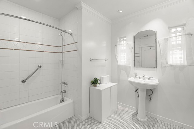 Detail Gallery Image 8 of 18 For 153 S La Peer Dr, Los Angeles,  CA 90048 - 3 Beds | 3 Baths