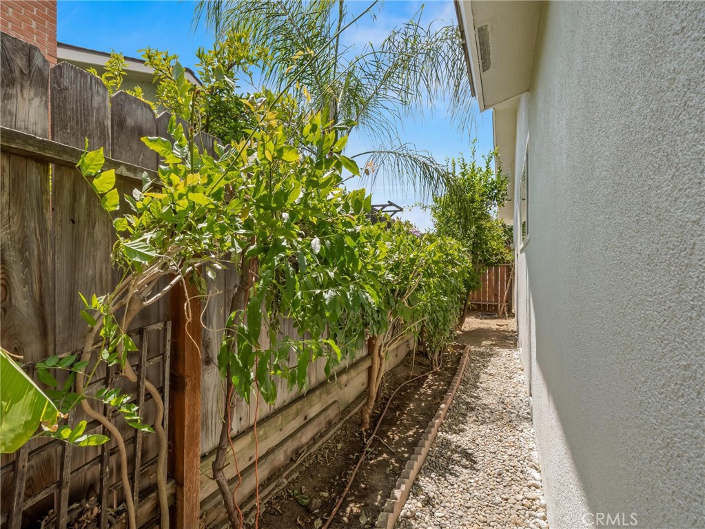https://media.crmls.org/medias/1c79e132-8e49-47f9-bda5-623d8305cc44.jpg?preset=X-Large