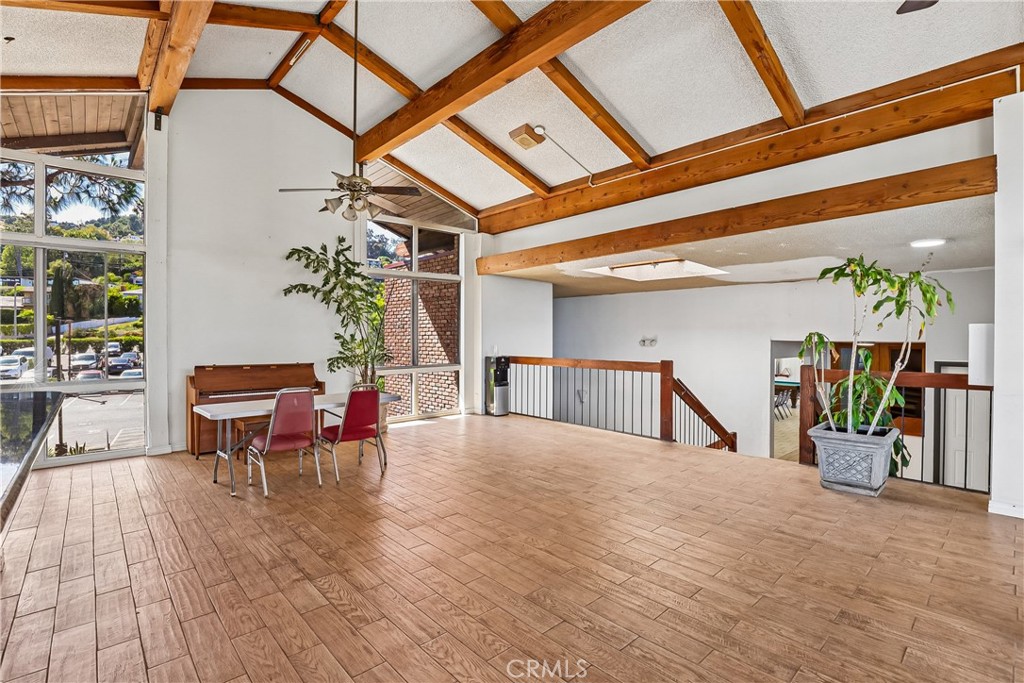 https://media.crmls.org/medias/1c7a50eb-82be-4542-872c-f2b6d178e8d6.jpg?preset=X-Large