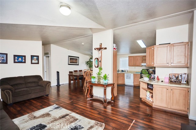 Detail Gallery Image 13 of 37 For 11025 Locust Ave, Lucerne Valley,  CA 92356 - 3 Beds | 2 Baths