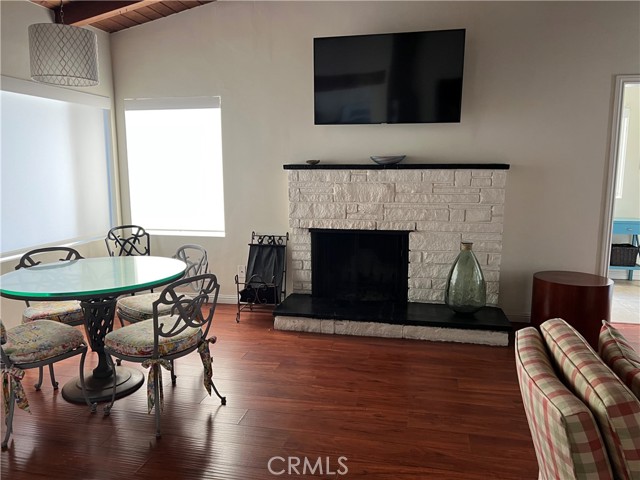 Detail Gallery Image 6 of 10 For 95 Hermosa, Hermosa Beach,  CA 90254 - 2 Beds | 1 Baths