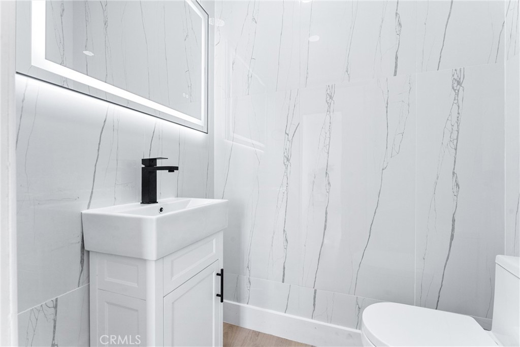 https://media.crmls.org/medias/1c7c8826-995b-4226-bace-8c091f1f3854.jpg?preset=X-Large