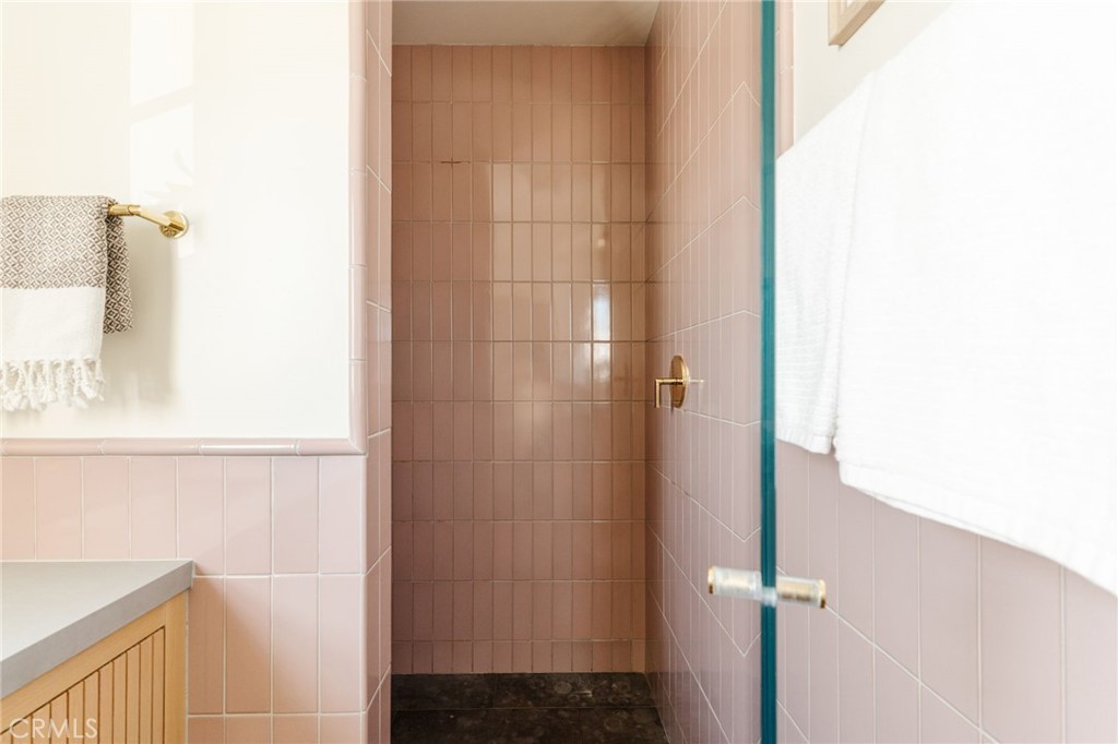 https://media.crmls.org/medias/1c8073a7-1531-4407-8426-a67027dc075f.jpg?preset=X-Large