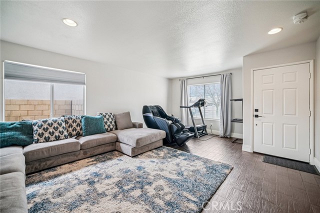 Detail Gallery Image 4 of 29 For 45614 Barham, Lancaster,  CA 93534 - 3 Beds | 2/1 Baths