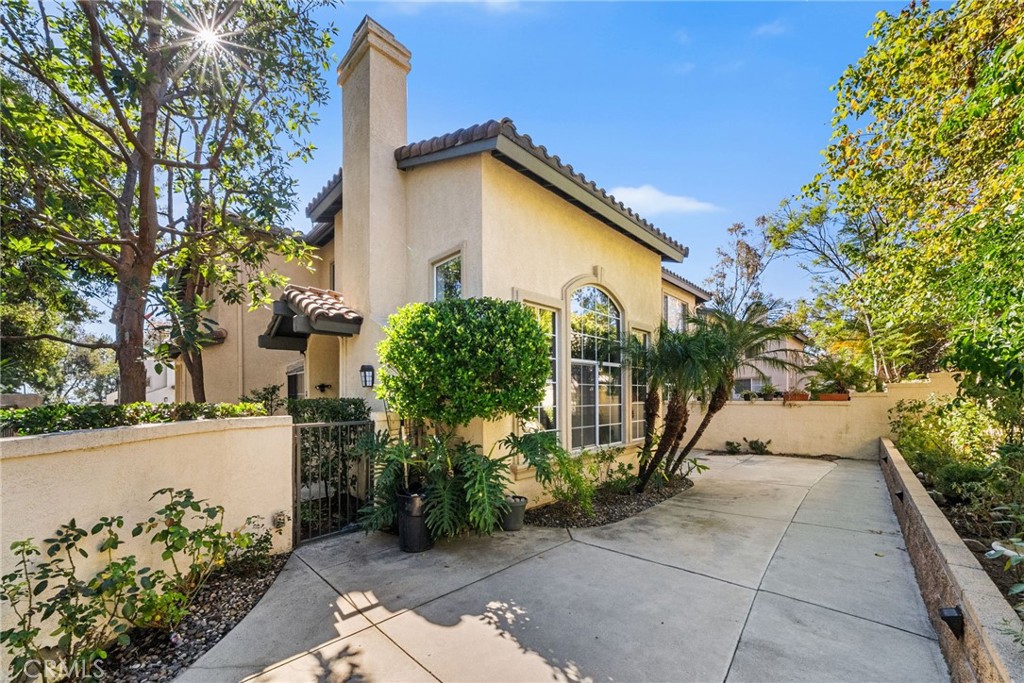 MLS #OC25258182 image #1