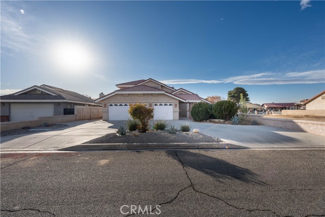 Detail Gallery Image 4 of 45 For 14389 Ironsides Ln, Helendale,  CA 92342 - 4 Beds | 3 Baths