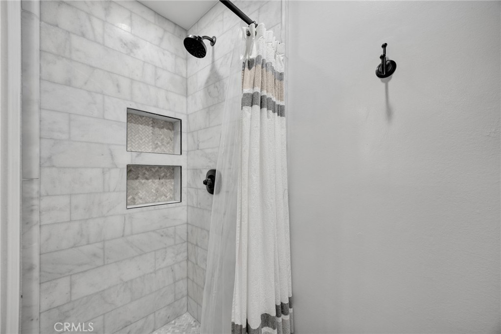 https://media.crmls.org/medias/1c887a63-d057-447c-8011-c53d24d6458f.jpg?preset=X-Large