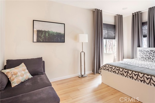 239 W Hillcrest Boulevard, Inglewood CA: https://media.crmls.org/medias/1c88eb77-aeca-4f90-bc3d-bac33e536a36.jpg
