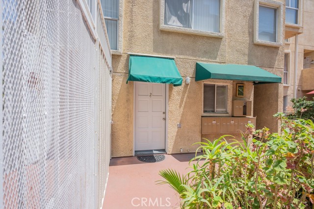 110 W Maple Street, Glendale CA: https://media.crmls.org/medias/1c8be243-447d-4da9-a62e-45b08b15e6d8.jpg