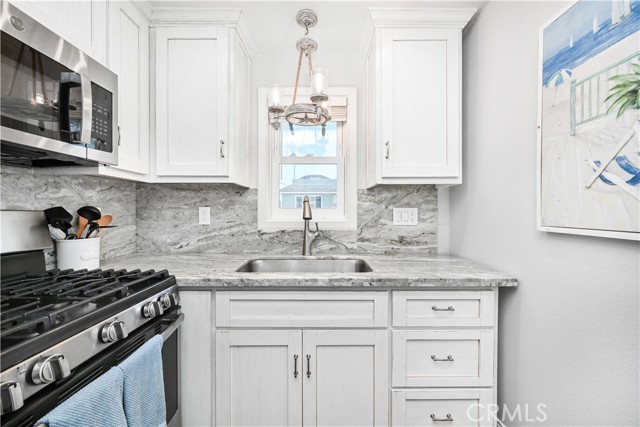 121 25th, Newport Beach CA: https://media.crmls.org/medias/1c8bf3a0-67b1-449c-8837-4e0a74900cab.jpg