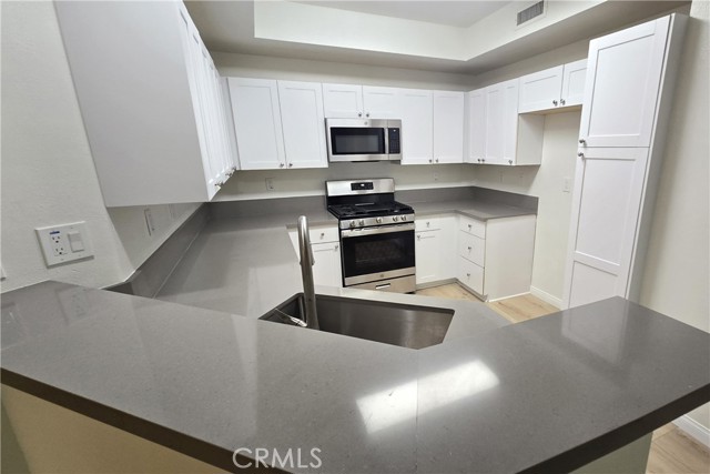 Detail Gallery Image 5 of 24 For 7551 Jordan #108,  Canoga Park,  CA 91303 - 3 Beds | 2/1 Baths