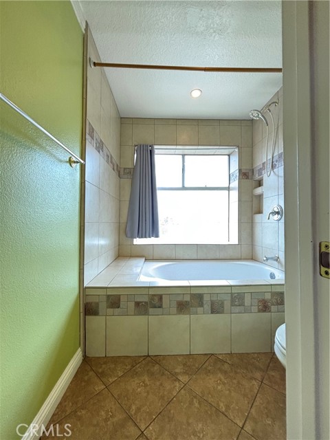 17092 Whispering Brook Way, Riverside CA: https://media.crmls.org/medias/1c8f368c-27e5-4d93-bc1c-1f8350c81f02.jpg