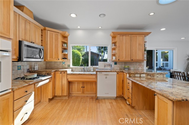 3273 Indiana Ave, Costa Mesa CA: https://media.crmls.org/medias/1c8fb683-f18a-4714-8687-4cb39cc0590d.jpg