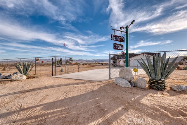 Detail Gallery Image 4 of 32 For 61975 La Brisa Dr, Joshua Tree,  CA 92252 - 3 Beds | 2/1 Baths