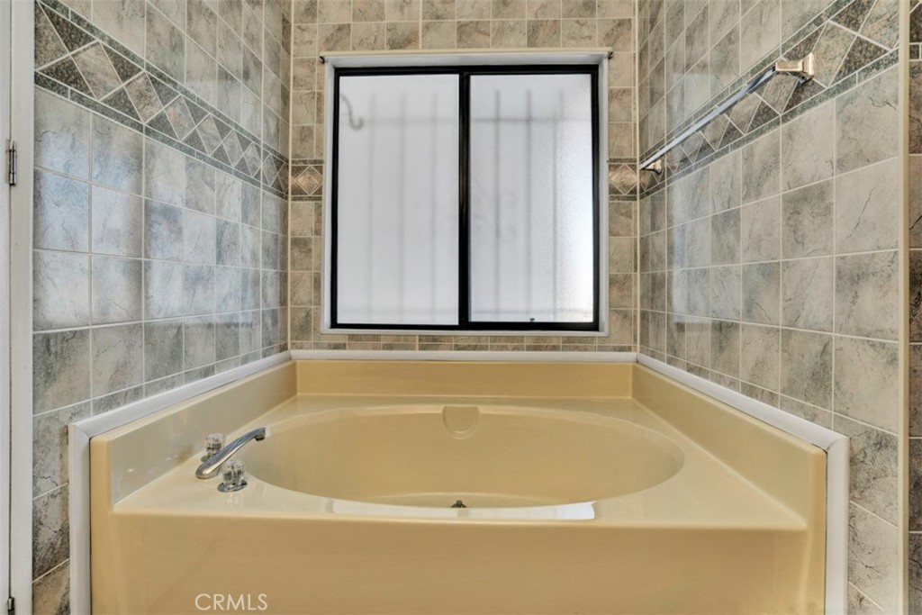 https://media.crmls.org/medias/1c93a3d0-e1d1-496b-ab41-97ab3e89c8cc.jpg?preset=X-Large