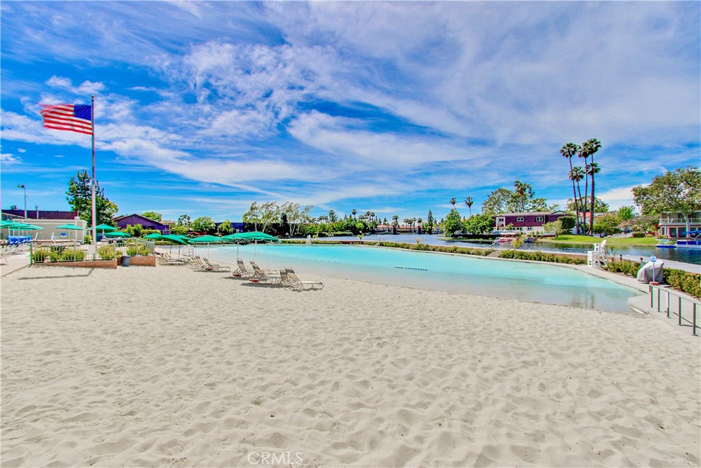 https://media.crmls.org/medias/1c940395-aa6d-4b9c-ab48-3fa13c6456f0.jpg?preset=X-Large