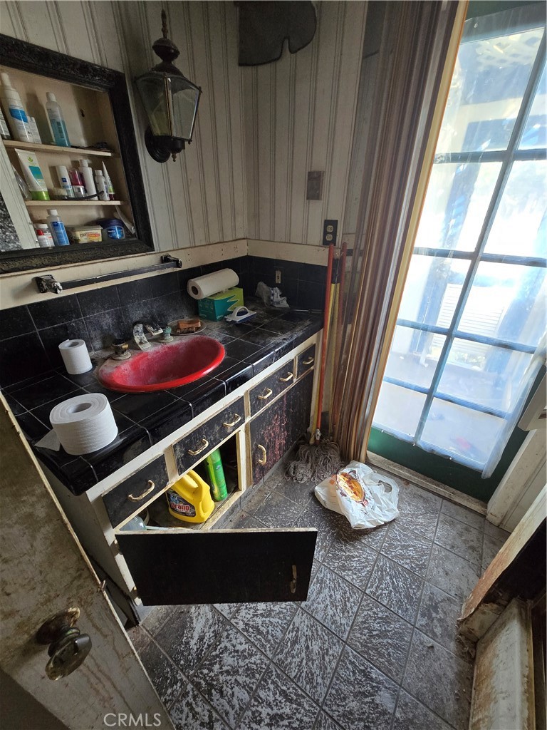 https://media.crmls.org/medias/1c9988b4-0335-44c9-a841-52ce02952882.jpg?preset=X-Large